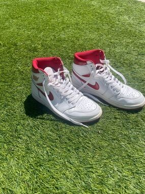Nike Air Jordan 1 Retro High Metallic Varsity Red SIZE 9